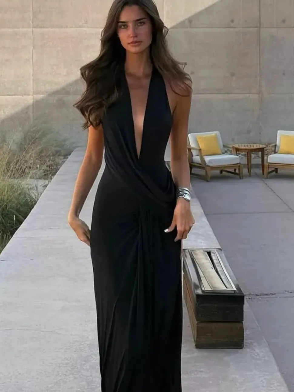 Robe longue sexy décolleté profond dos nu