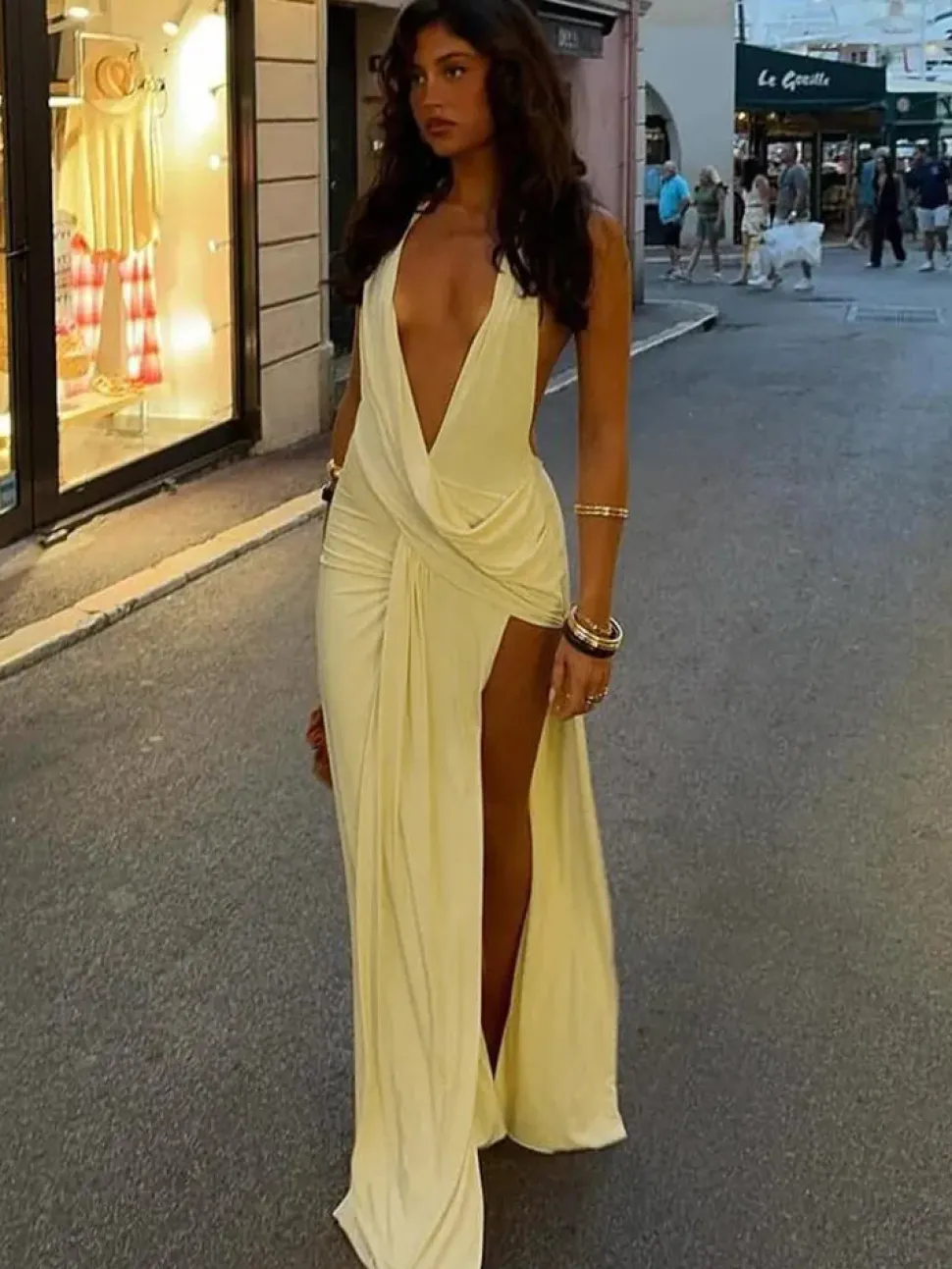 Robe longue sexy décolleté profond dos nu