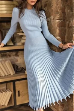 Robe midi en maille côtelée plissée manches longues
