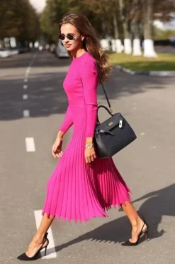 Robe midi en maille côtelée plissée manches longues
