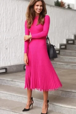 Robe midi en maille côtelée plissée manches longues