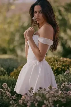 Robe mini blanche pour l'été