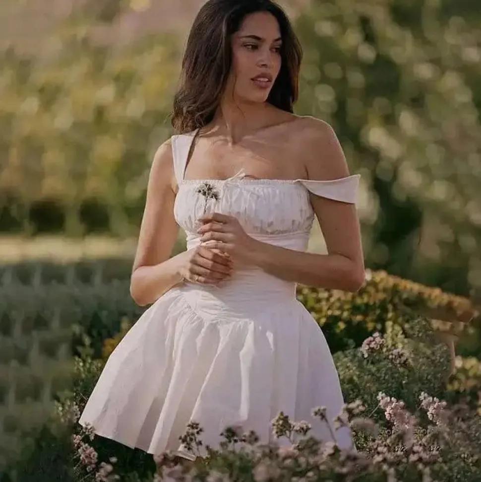 Robe mini blanche pour l'été