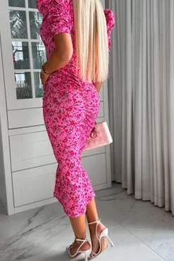 Robe moulante fleurie rose manches courtes