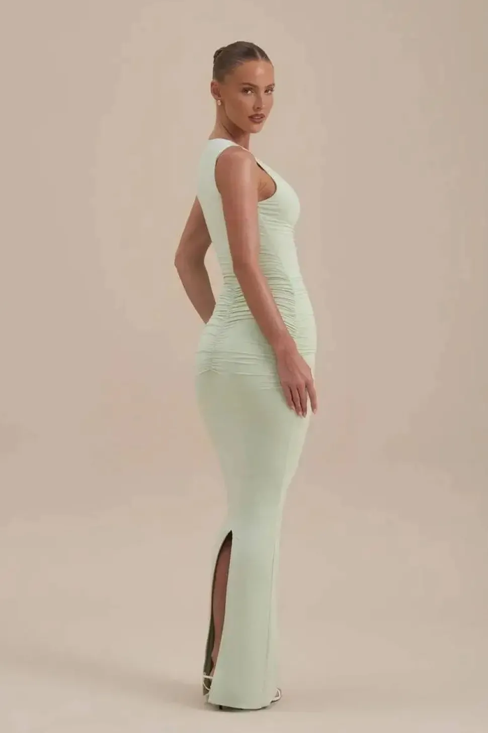 Robe moulante longue sans manches à col en V profond
