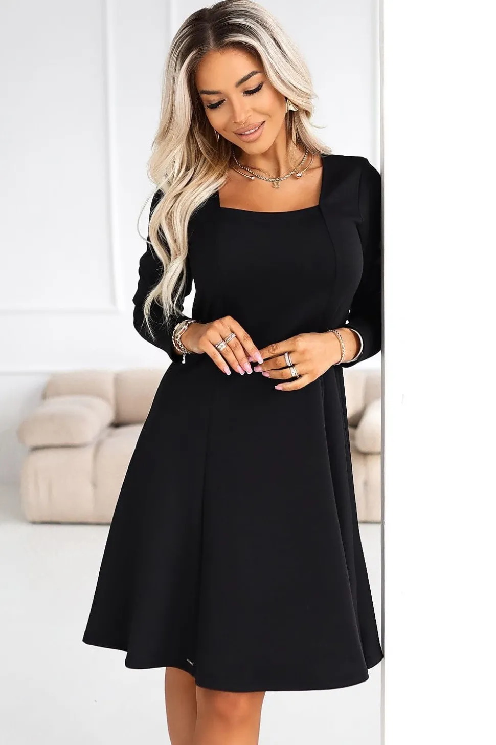 Robe noire courte habillée manches longues