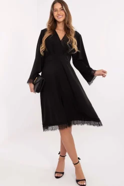 Robe noire élégante manches longues finition dentelle