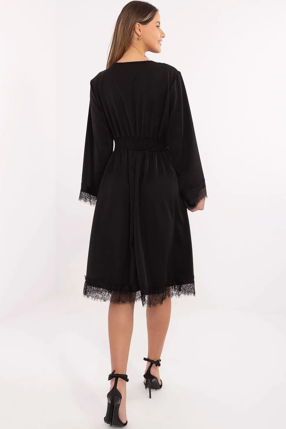 Robe noire élégante manches longues finition dentelle
