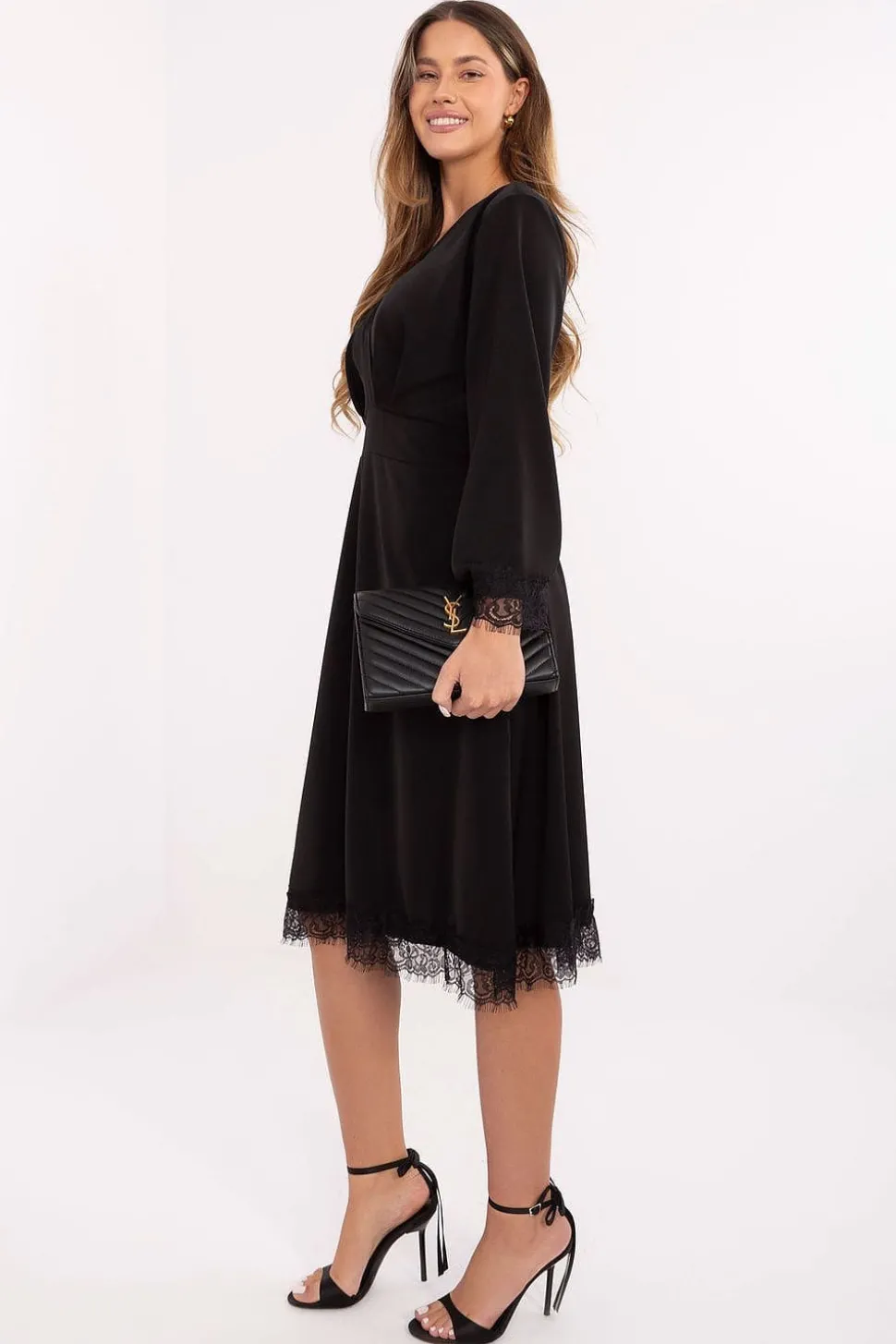 Robe noire élégante manches longues finition dentelle