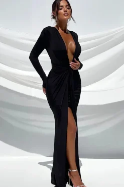 Robe noire longue avec décolleté plongeant