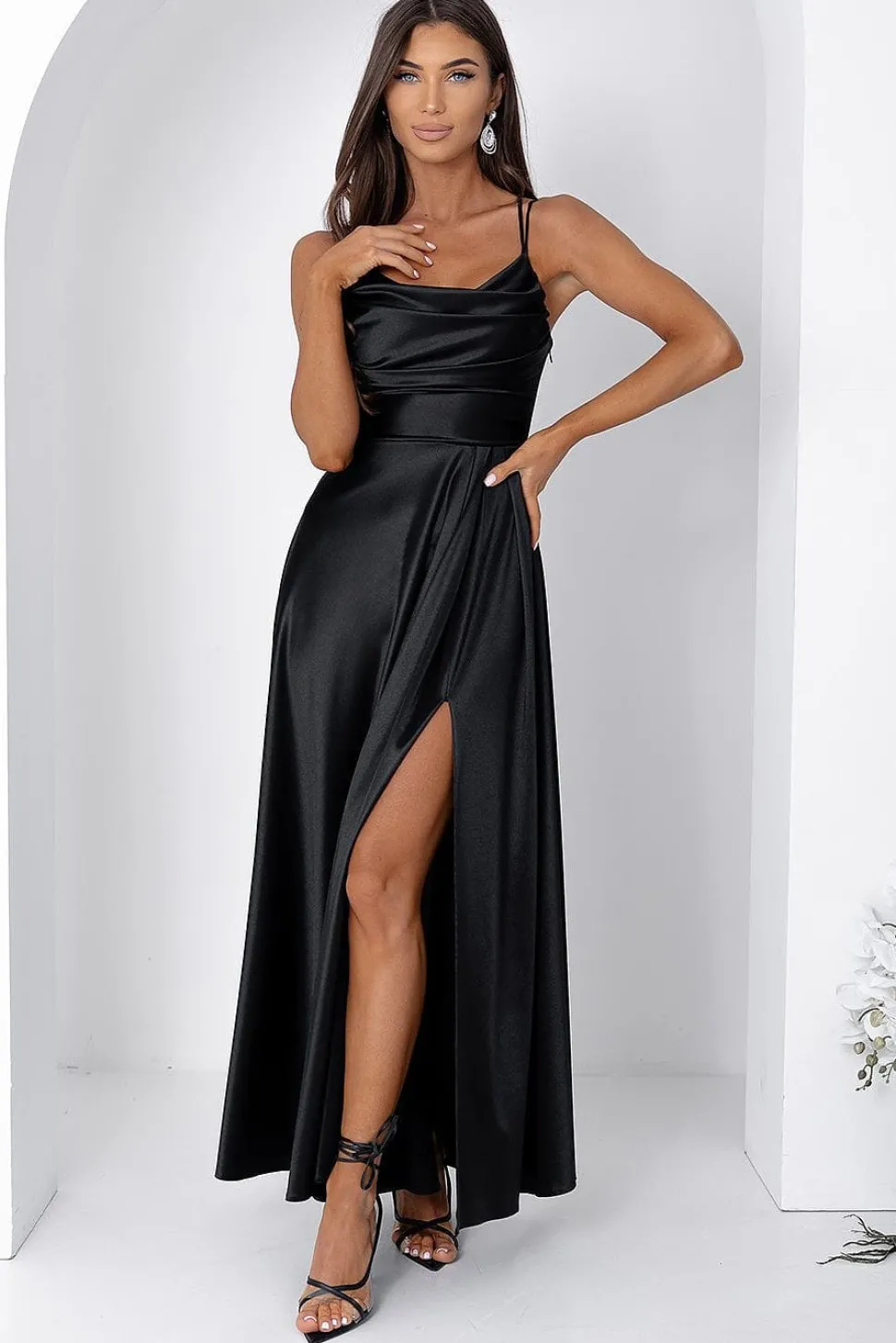 Robe noire satinée longue fendue