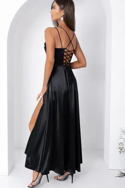 Robe noire satinée longue fendue