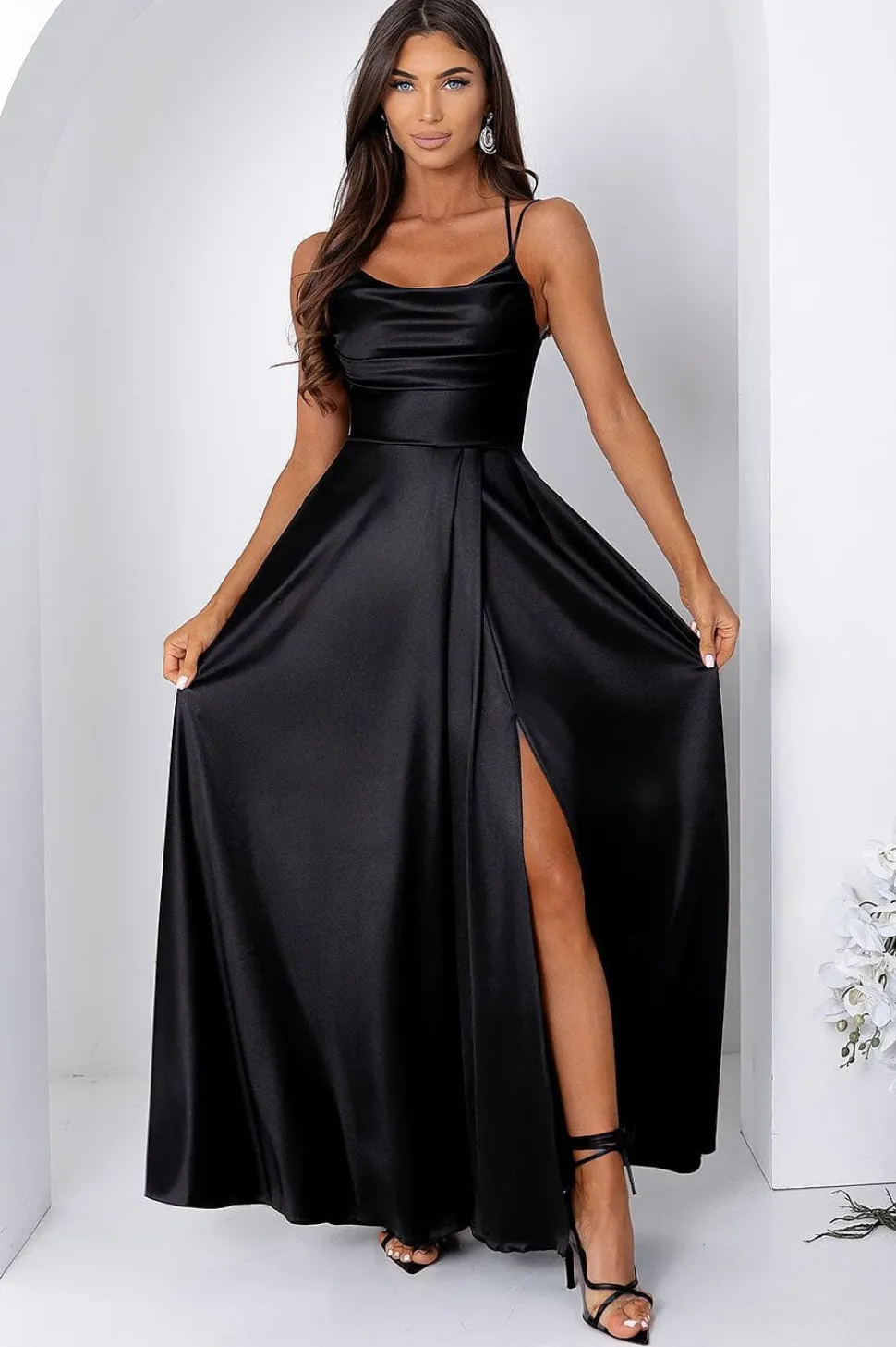Robe noire satinée longue fendue