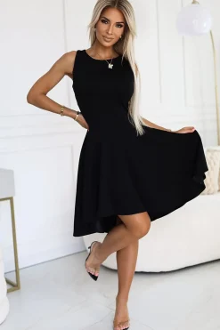 Robe noire évasée sans manches