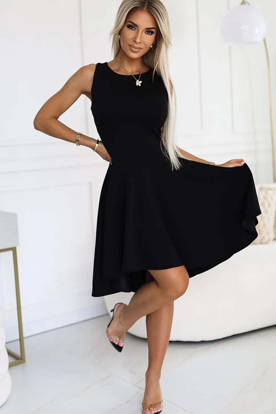 Robe noire évasée sans manches