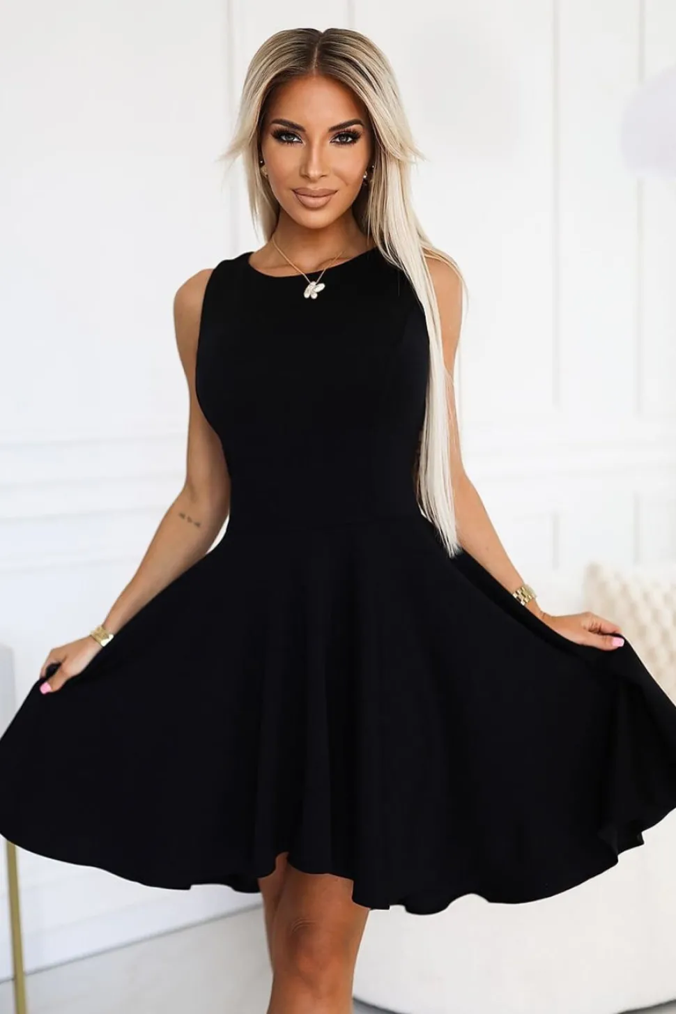 Robe noire évasée sans manches