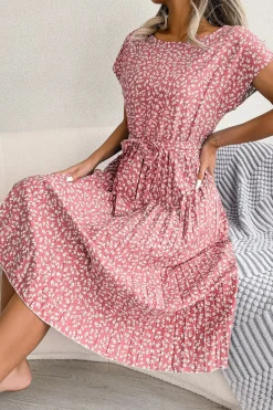 Robe plissée à fleurs et ceinture à nouer