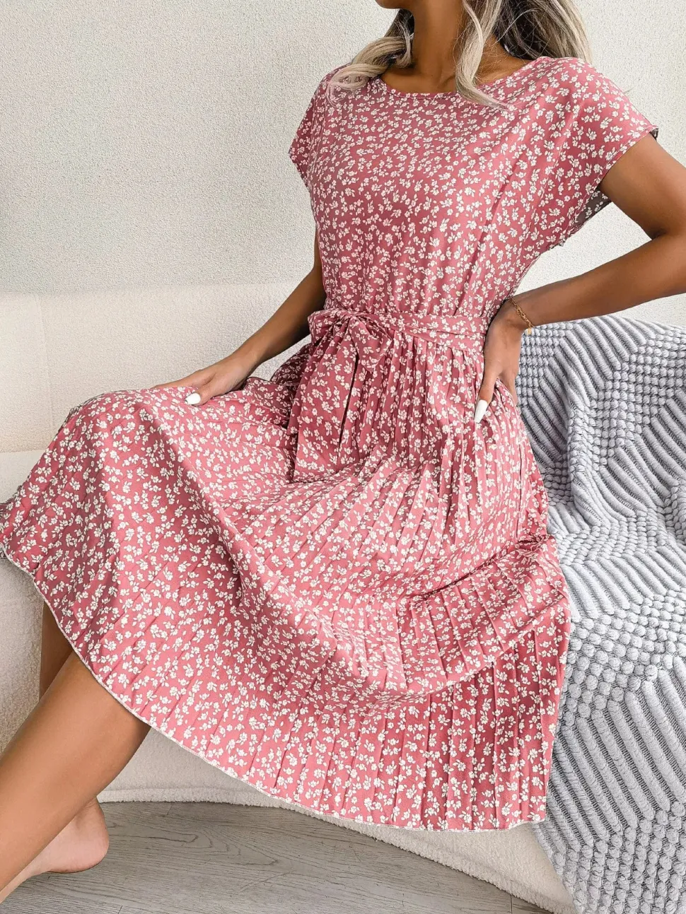 Robe plissée à fleurs et ceinture à nouer