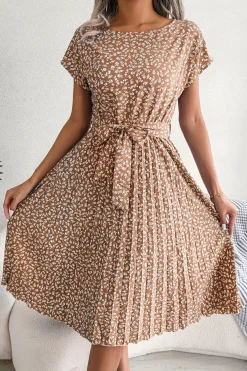 Robe plissée à fleurs et ceinture à nouer