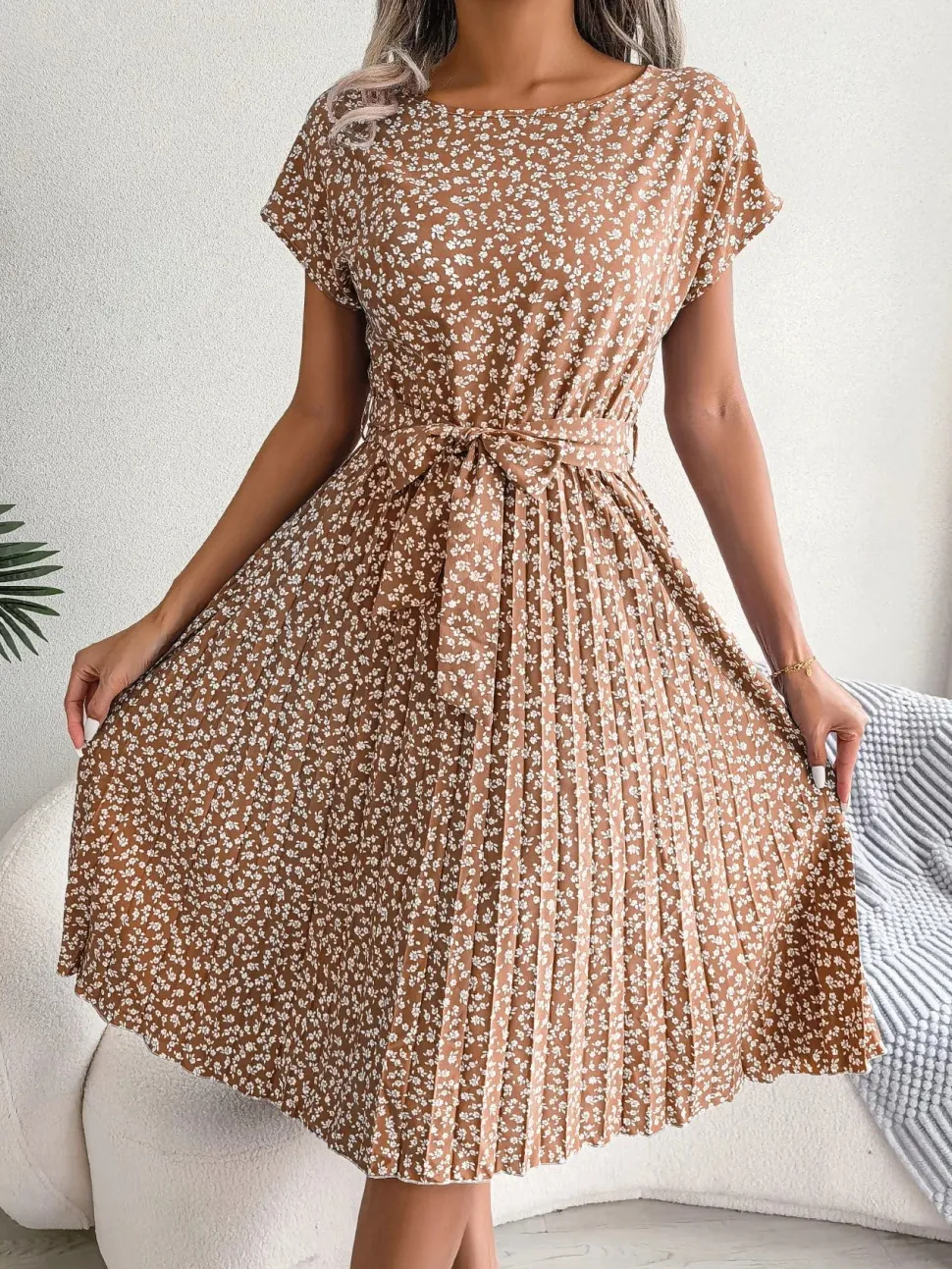 Robe plissée à fleurs et ceinture à nouer