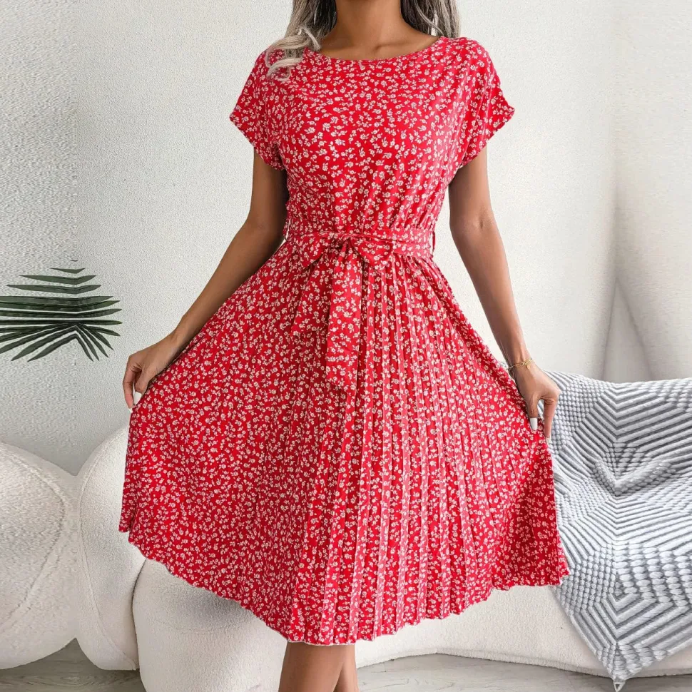 Robe plissée à fleurs et ceinture à nouer