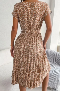 Robe plissée à fleurs et ceinture à nouer