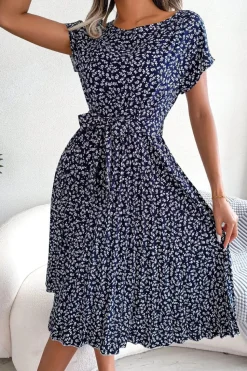 Robe plissée à fleurs et ceinture à nouer