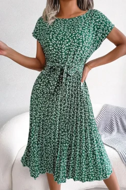Robe plissée à fleurs et ceinture à nouer