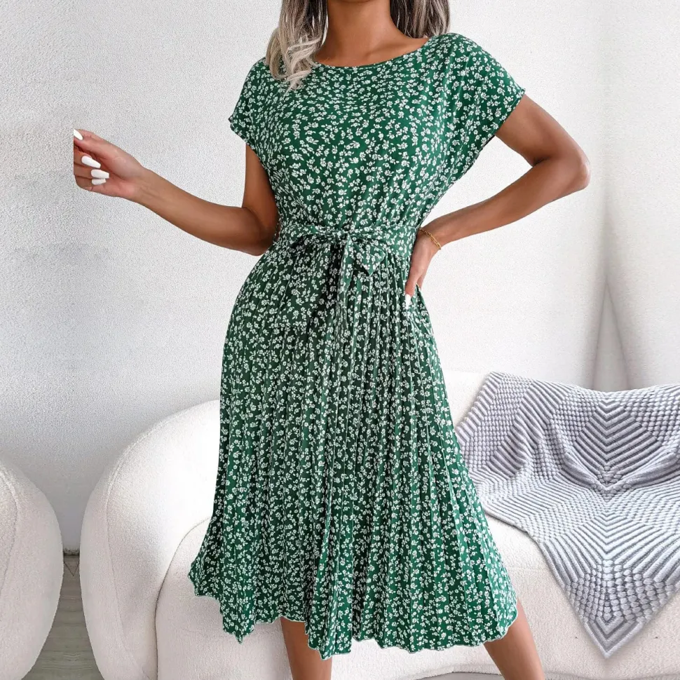 Robe plissée à fleurs et ceinture à nouer