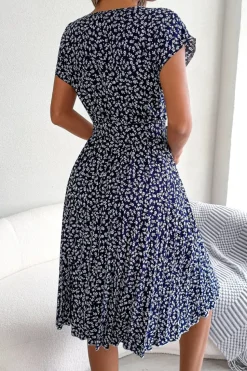 Robe plissée à fleurs et ceinture à nouer