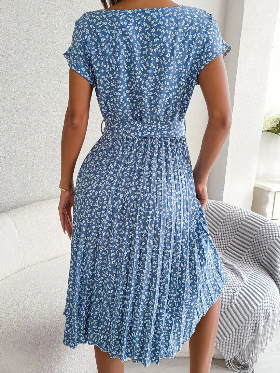Robe plissée à fleurs et ceinture à nouer