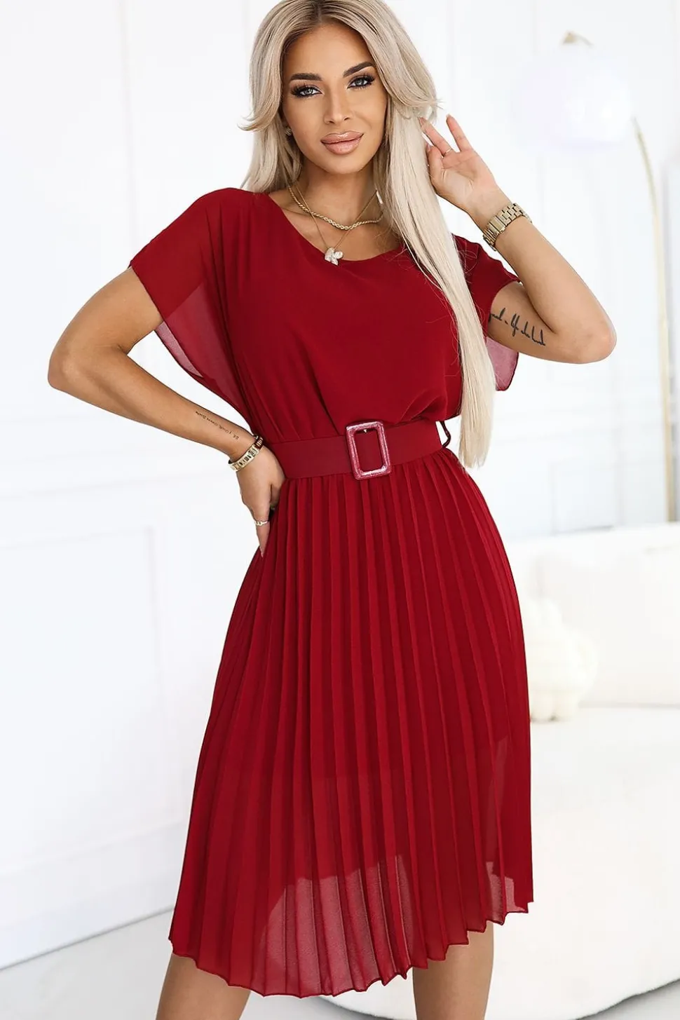 Robe plissée rouge midi manches courtes