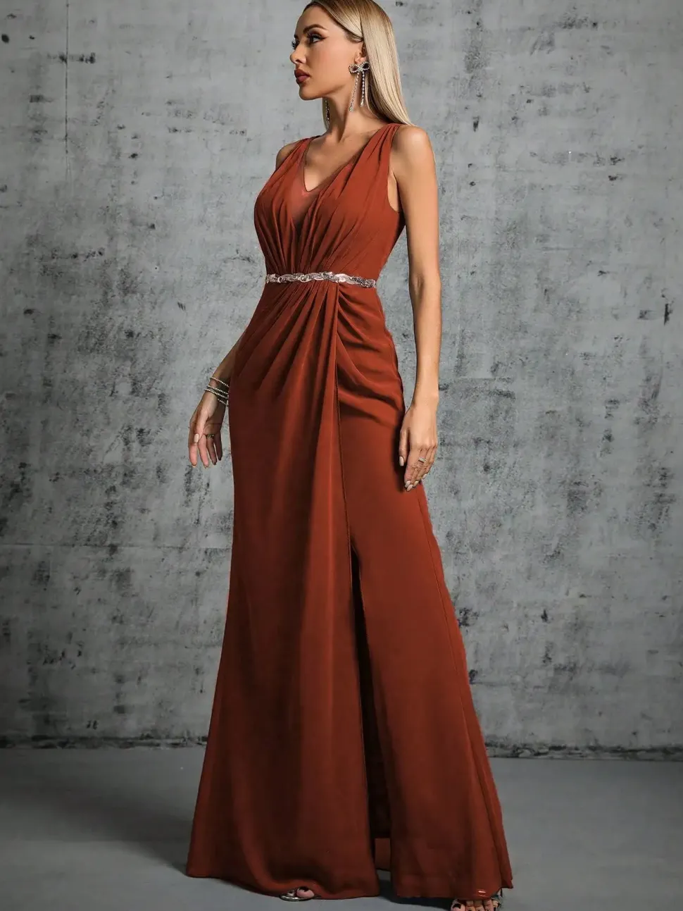 Robe pour soirée de mariage longue terracotta avec ceinture à paillettes