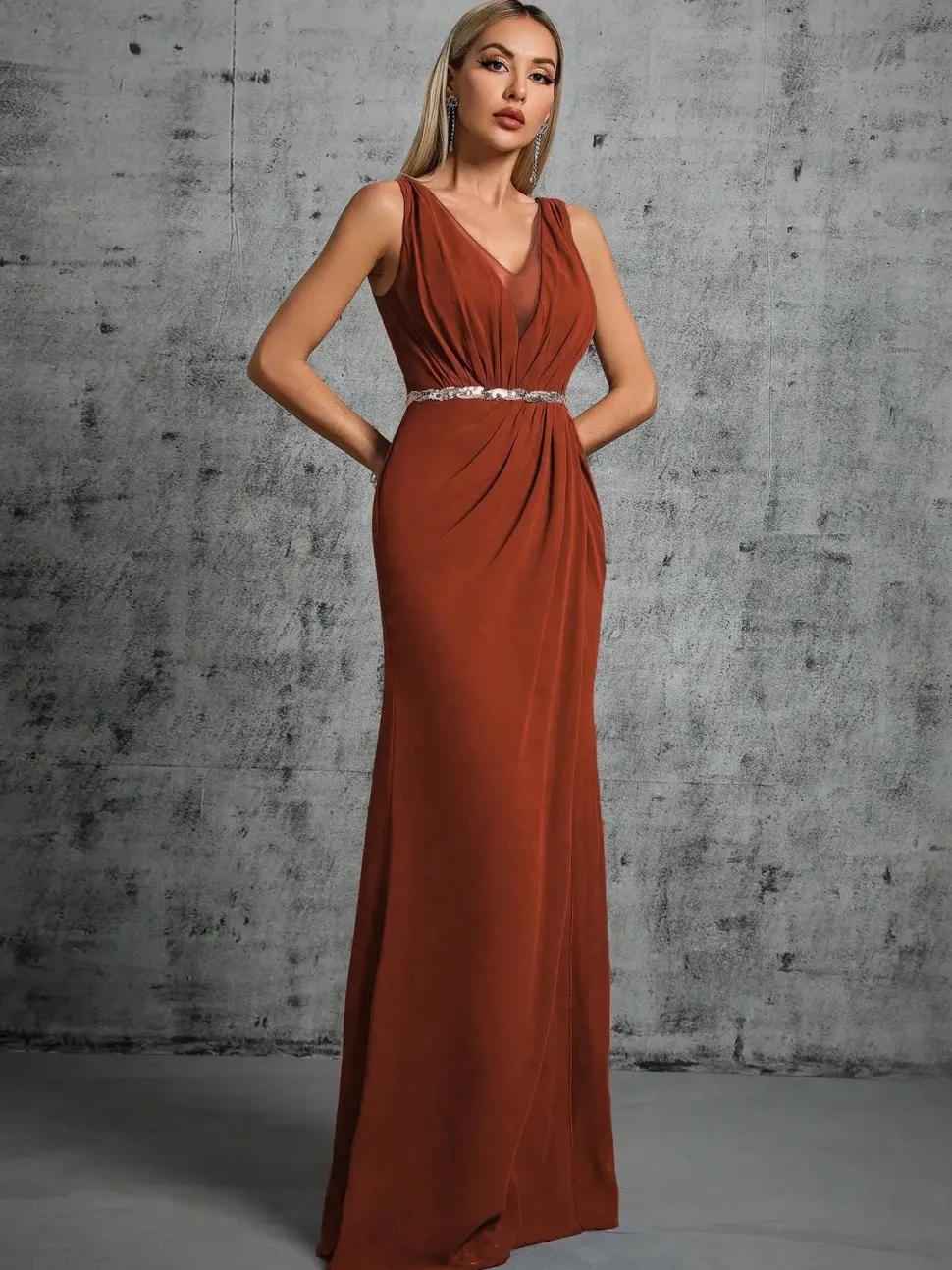 Robe pour soirée de mariage longue terracotta avec ceinture à paillettes