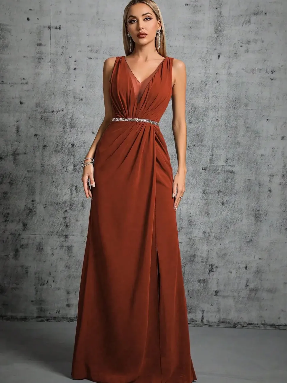 Robe pour soirée de mariage longue terracotta avec ceinture à paillettes