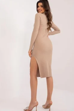 Robe pull beige moulante midi fendue