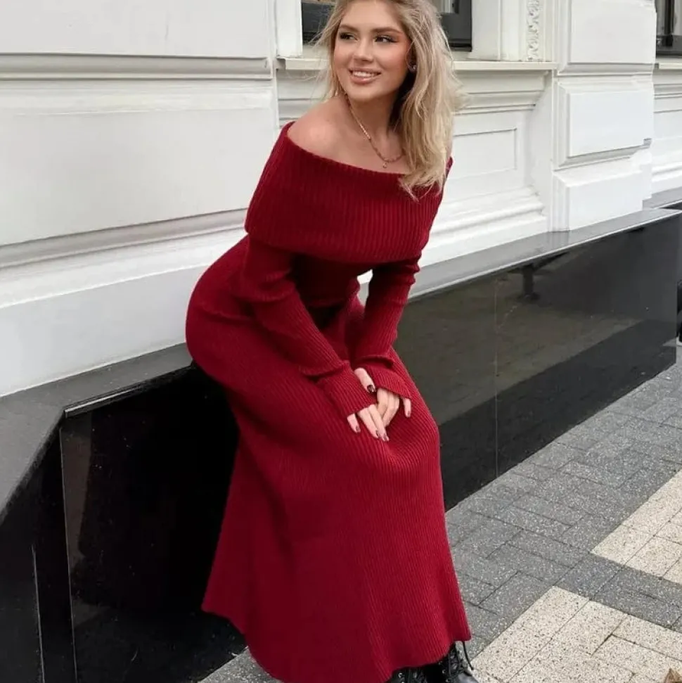 Robe pull longue rouge épaules dénudées