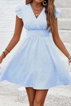 Robe rayée bleu et blanc avec décolleté en V