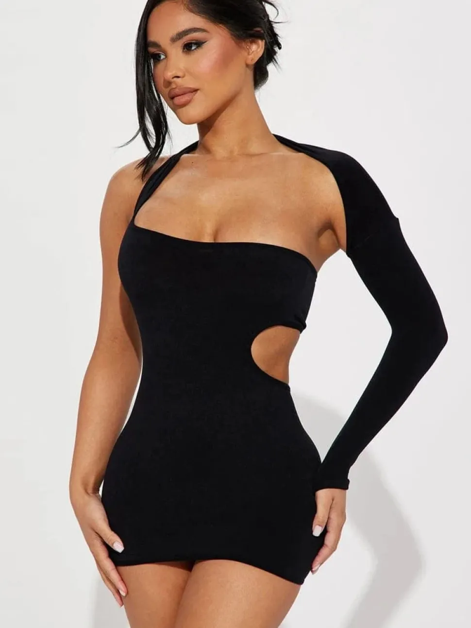 Robe sexy noire courte à une manche longue