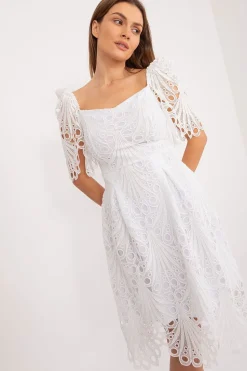 Robe tendre en dentelle blanche