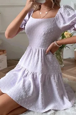 Robe été à manches bouffantes et encolure carrée