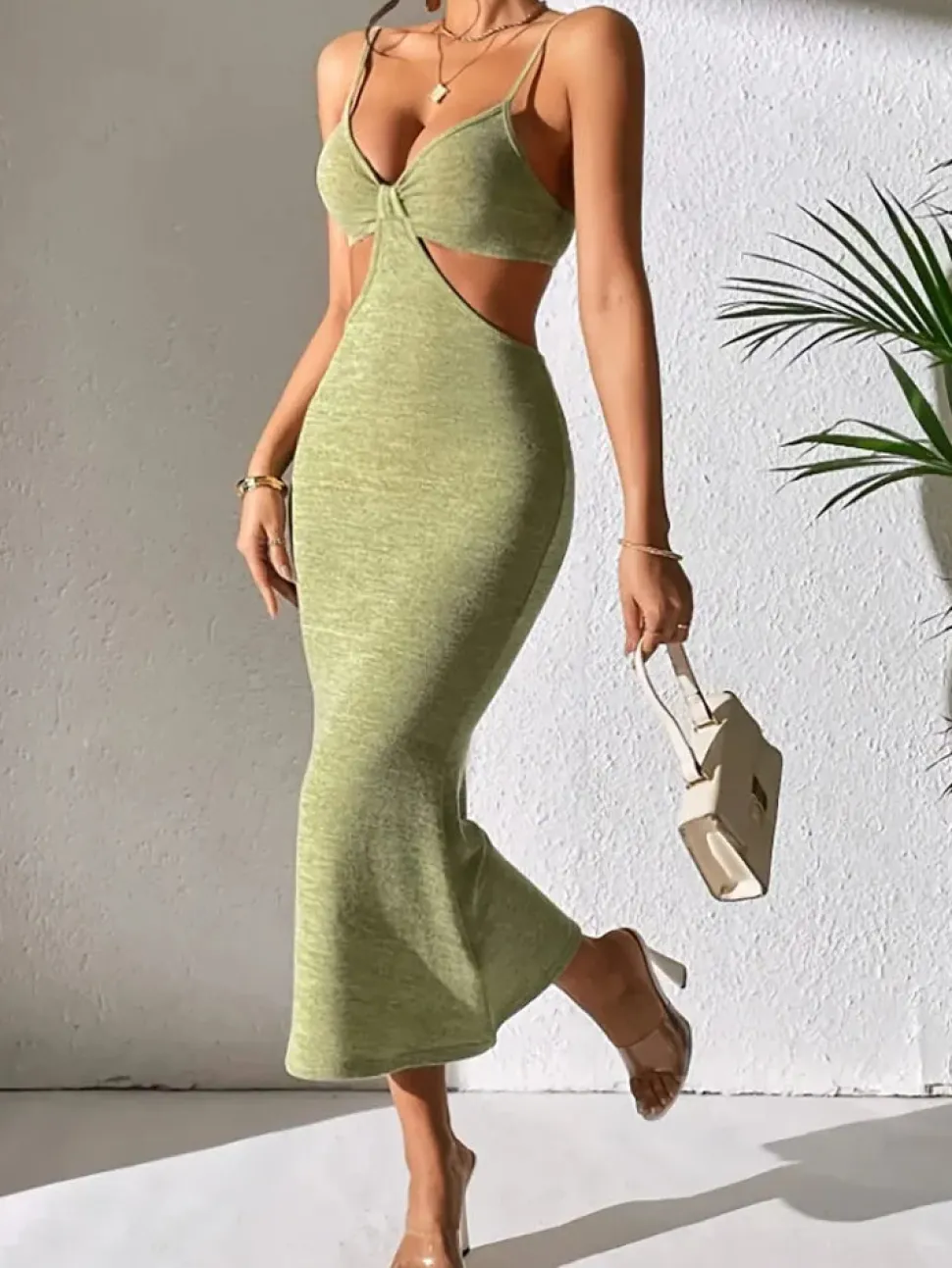 Robe été verte moulante avec découpes sexy