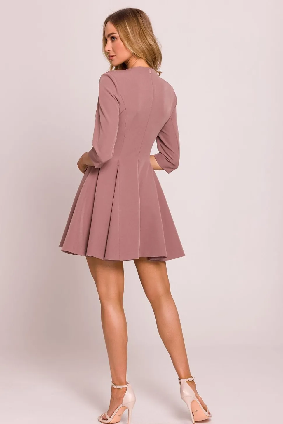 Robe évasée courte avec boutons décoratifs