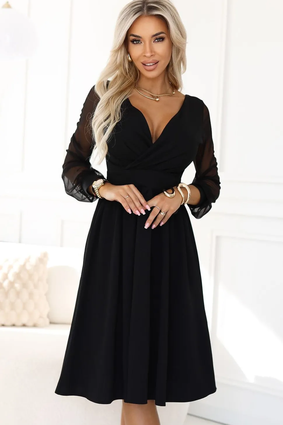 Robe évasée noire chic manches transparentes