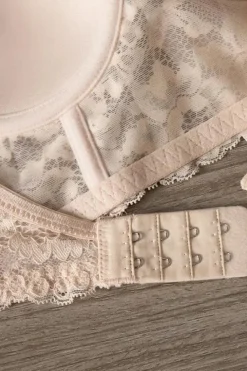 Soutien-gorge dos nu beige invisible en dentelle